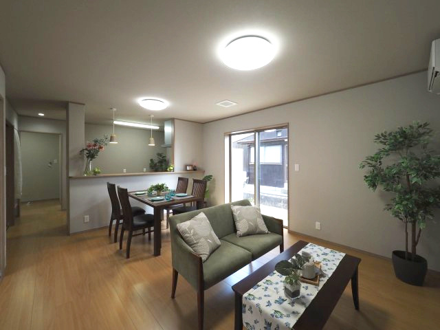 高屋　フルリノベーション物件　3LDKの居間・リビング|14帖のLDK。東側に大きな窓があるので朝日が差し込みます。