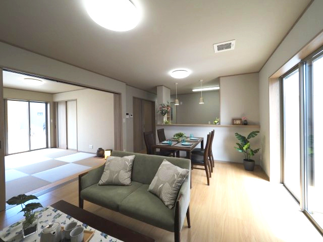 高屋　フルリノベーション物件　3LDKの居間・リビング|和室の扉を開放すると20帖の広い1間として使えます。