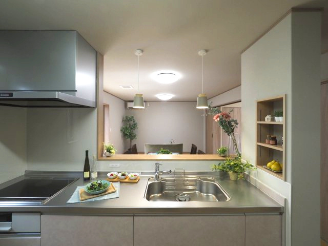 高屋　フルリノベーション物件　3LDKのキッチン|対面キッチンで家族の様子をうかがいながら家事ができるので小さなお子様がいても安心です。