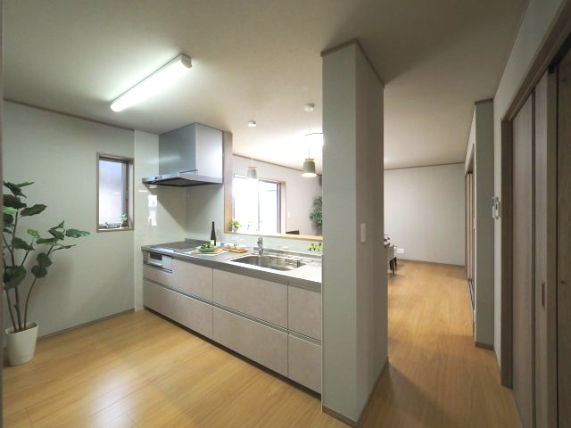 高屋　フルリノベーション物件　3LDKのキッチン|幅2700mmの広々としたキッチンで家事がはかどります。