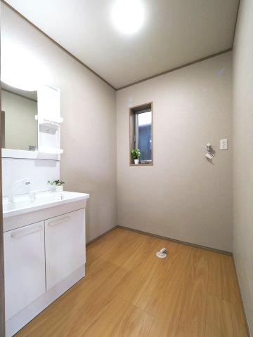 高屋　フルリノベーション物件　3LDKの独立洗面台|洗面・洗濯室は脱衣場と別になっているので家族がお風呂に入っていても洗面や家事がしやすくなっています。