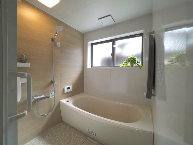 高屋　フルリノベーション物件　3LDKの浴室|1坪サイズのTOTO製ユニットバスです。