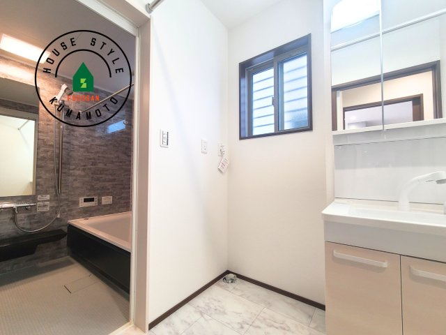 熊本市北区鶴羽田4丁目第2-2棟（1号棟）の脱衣所|ゆとりの洗面スペースで朝の身支度もスムーズに。暮らしを快適に変えるシャワー付洗面台です！