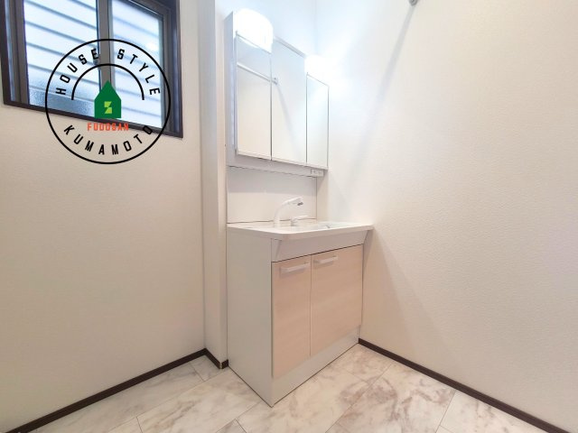 熊本市北区鶴羽田4丁目第2-2棟（1号棟）の独立洗面台|毎日使うものだから清潔な空間を保ちたい水回り。洗面にはそんな願いを解消させてくれる収納アイデアが満載です。三面鏡の裏側にはキャビネットが現れ小物から背の高い物まで収納できます。