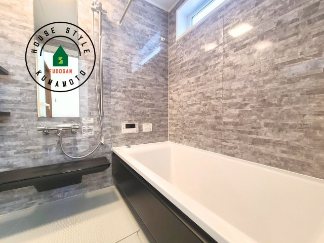 熊本市北区鶴羽田4丁目第2-2棟（1号棟）の浴室|1日の疲れを癒してくれる広々バスルーム。雨の日のお洗濯にも大活躍な浴室乾燥機付です！