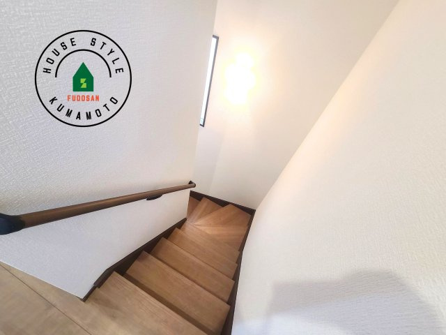 熊本市北区鶴羽田4丁目第2-2棟（1号棟）の内装|＜手すり付階段＞手すりがないと階段の昇り降りで危険なことはもちろん、壁に手をつきながら歩くことで壁紙が汚れやすくなります。すべての方に快適に昇り降りしていただくため、手すりを設置しました。