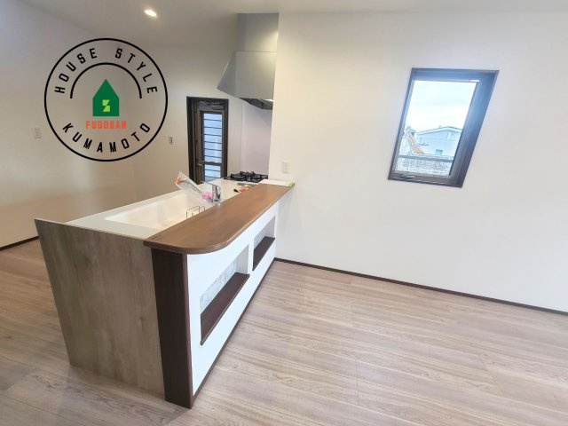 熊本市北区鶴羽田4丁目第2-2棟（1号棟）のダイニング|キッチンから立ち込める香りが今日の料理を期待させます。