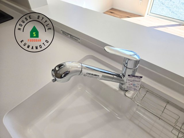 熊本市北区鶴羽田4丁目第2-2棟（1号棟）の発電・温水設備|ヘッドはシャワーや浄水に切り替え可能でノズルが延びる可動式。料理が楽しくなりますね。