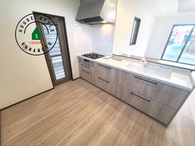 熊本市北区鶴羽田4丁目第2-2棟（1号棟）のキッチン|ダイニングテーブルへの配膳がラクラク、お料理はかどるカウンター付きシステムキッチン！