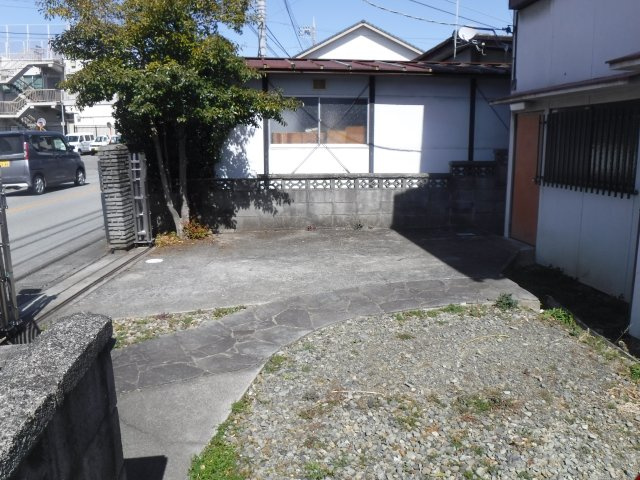 小笠原戸建住宅の駐車場