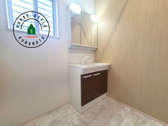 熊本市北区鶴羽田4丁目第2-2棟（2号棟）の独立洗面台|毎日使うものだから清潔な空間を保ちたい水回り。洗面にはそんな願いを解消させてくれる収納アイデアが満載です。三面鏡の裏側にはキャビネットが現れ小物から背の高い物まで収納できます。