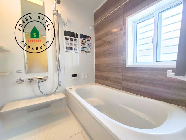 熊本市北区鶴羽田4丁目第2-2棟（2号棟）の浴室|1日の疲れを癒してくれる広々バスルーム。雨の日のお洗濯にも大活躍な浴室乾燥機付です！