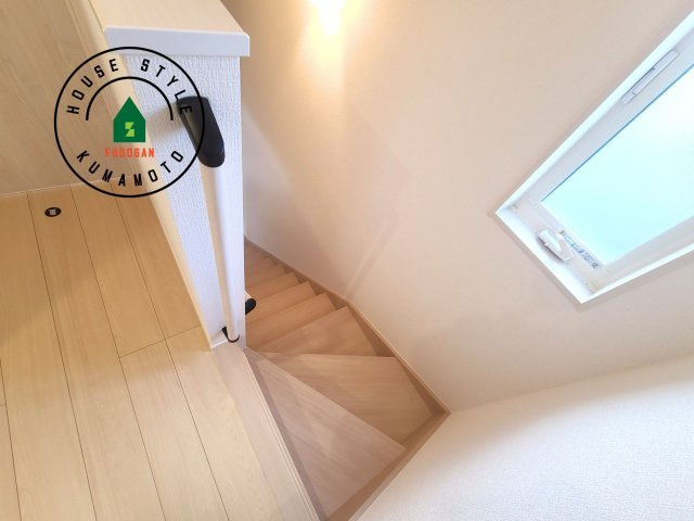 熊本市北区鶴羽田4丁目第2-2棟（2号棟）の内装|＜手すり付階段＞手すりがないと階段の昇り降りで危険なことはもちろん、壁に手をつきながら歩くことで壁紙が汚れやすくなります。すべての方に快適に昇り降りしていただくため、手すりを設置しました。