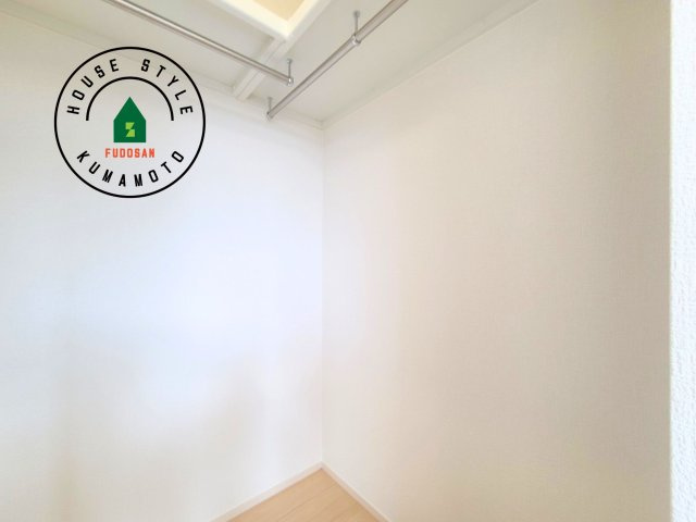 熊本市北区鶴羽田4丁目第2-2棟（2号棟）の収納|洋服や大きな荷物が多い方や人数の多いご家族などは、一般的なクローゼットよりもウォークインクローゼットのほうが使い勝手が良いです。