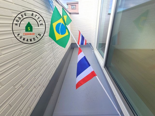 熊本市北区鶴羽田4丁目第2-2棟（2号棟）のバルコニー|風をしっかりと感じられるバルコニーでは、毎日が洗濯日和です。広々としているので洗濯も楽しくなるでしょうし、気分転換にバルコニーからの眺めを楽しむのもいいでしょう。