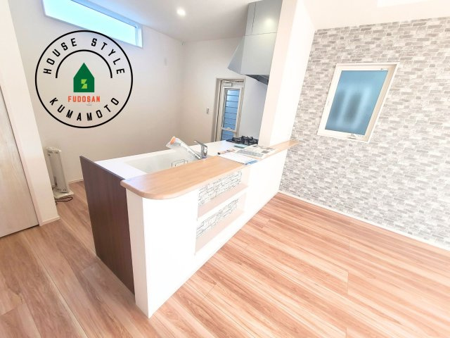 熊本市北区鶴羽田4丁目第2-2棟（2号棟）のダイニング|キッチンから立ち込める香りが今日の料理を期待させます。