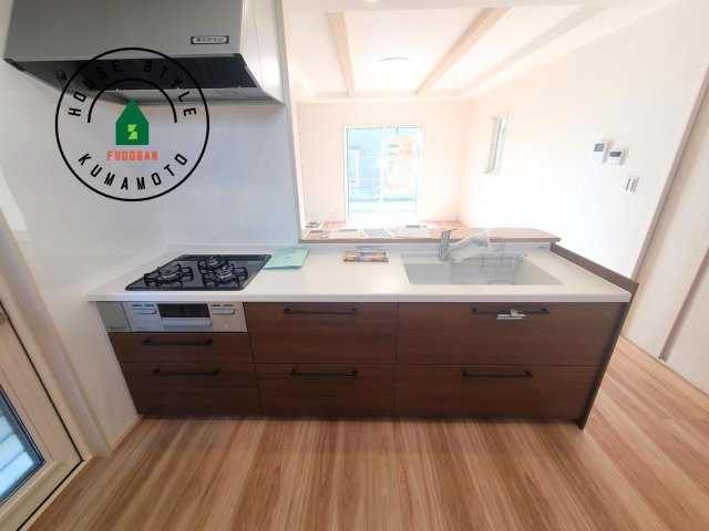 熊本市北区鶴羽田4丁目第2-2棟（2号棟）のキッチン|ご家族を近くに感じられる対面キッチンのLDK。会話もはずみそうですね。