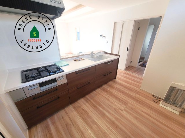 熊本市北区鶴羽田4丁目第2-2棟（2号棟）のキッチン|ダイニングテーブルへの配膳がラクラク、お料理はかどるカウンター付きシステムキッチン！