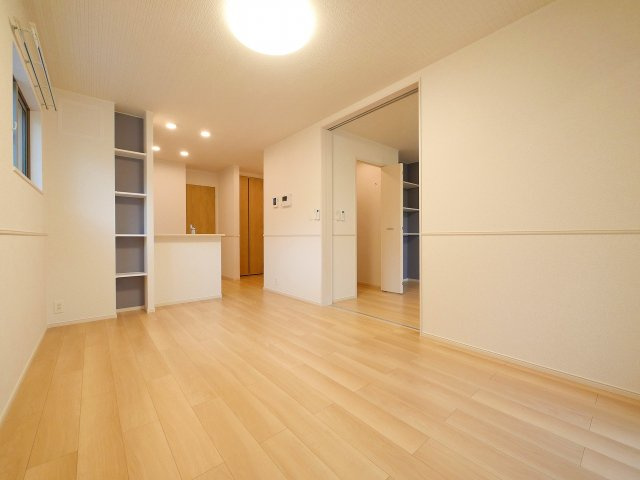 グランド萩ヶ丘Ⅱの居間・リビング|こちらのリビングで趣味の時間をお楽しみください