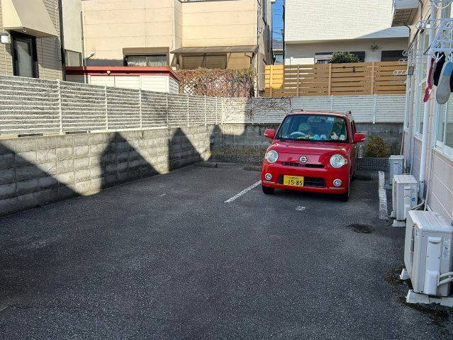 グラン逆瀬川の駐車場|駐車場に車を止められます