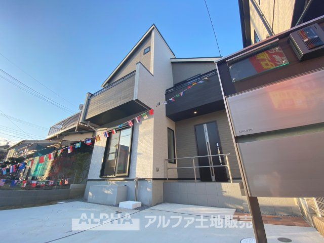 日野市西平山5丁目新築戸建2棟の前面道路含む現地写真|【Parking for 2 cars】
◆駐車場2台分◆「車が増えそう」「家族の自転車が多い」「バイクも停めたい」など、広い駐車スペースがみんなの欲しいを全て解消してくれます。