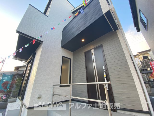 日野市西平山5丁目新築戸建2棟の外観|◆シチュエーション◆窓をあけると、目に飛び込むのは緑と光の風光明媚な景色。僕の目に映るは、ここで家族と会話をワイワイガヤガヤ楽しんでいるシチュエーション。