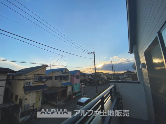 日野市西平山5丁目新築戸建2棟の展望|【Balcony】
◆暮れなずむ空◆そっとリビングの窓辺から望むスクリーンは、夕映えに浮かぶ雲とオレンジ色に染まる街。どことなく切ないけれど僕達を優しく照らし家族を見守っていてくれている。