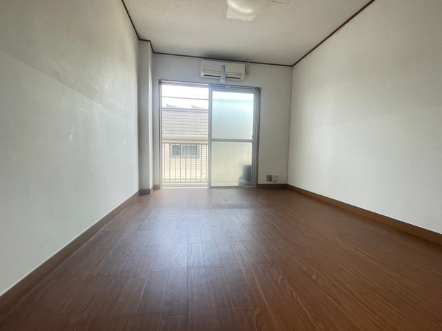 エンゼルマンションの居間・リビング|東向きのフローリングのお部屋