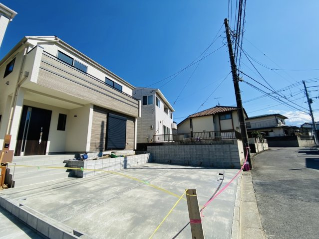 成田市加良部Ⅱ　新築戸建て　２号棟　の前面道路含む現地写真