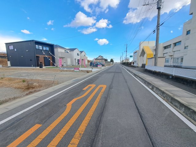 新築　佐波郡玉村町福島23-1期　LIGNAGE　8号棟の前面道路含む現地写真|現地写真　南側接道幅員約8.5ｍ