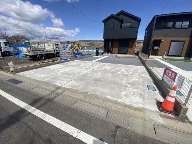 新築　佐波郡玉村町福島23-1期　LIGNAGE　8号棟の駐車場|現地写真　駐車スペースは建物南側に並列2台分可能です！
