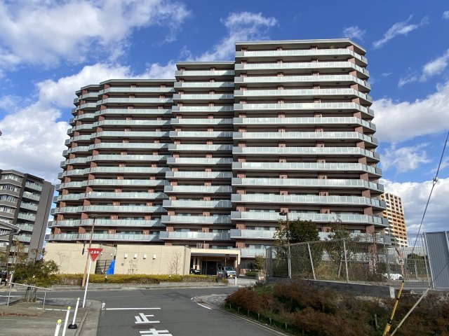 京阪東ローズタウンライズプレイスの外観|マンション全景
