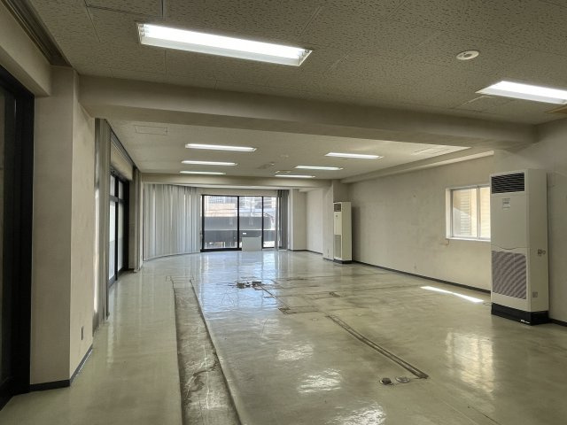 エンブレム元浜の内装