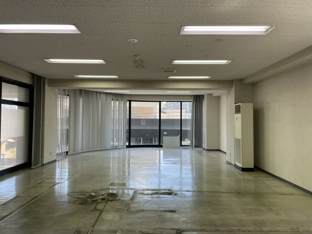 エンブレム元浜の内装