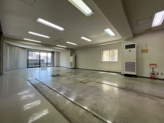 エンブレム元浜の内装