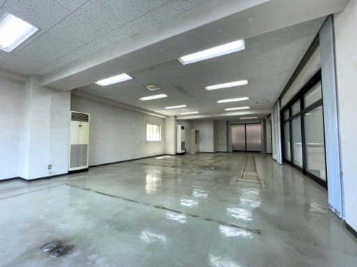 エンブレム元浜の内装