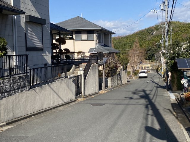精華町桜が丘　中古住宅（リフォーム済物件）の前面道路含む現地写真|前面道路含む現地写真です