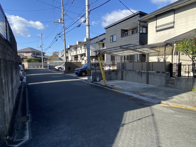 精華町桜が丘　中古住宅（リフォーム済物件）の前面道路含む現地写真|前面道路含む現地写真です