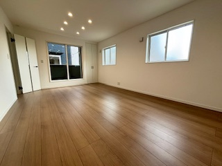 【居間・リビング】 | 西区庚午中1（古江駅）全9区画　NO9 | 17帖リビング☆
対面式のキッチンでリビングが見渡せるので、お子様やご家族の様子が見えて安心です♪