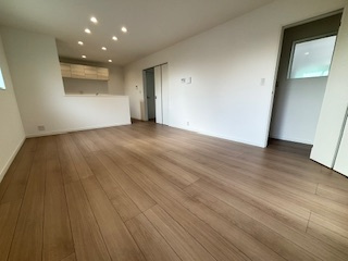 【居間・リビング】 | 西区庚午中1（古江駅）全9区画　NO9 | 17帖リビング☆
対面式のキッチンでリビングが見渡せるので、お子様やご家族の様子が見えて安心です♪