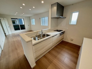 【キッチン】 | 西区庚午中1（古江駅）全9区画　NO9 | 機能的なシステムキッチン☆
対面式のキッチンでリビングが見渡せるので、お子様やご家族の様子が見えて安心です♪