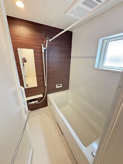 【浴室】 | 西区庚午中1（古江駅）全9区画　NO9 | ゆったりした浴槽は、足を伸ばしてゆったり湯船につかることができます。
浴室暖房換気乾燥機付きで雨や夜のお洗濯にも大活躍♪