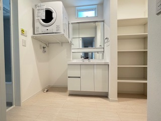 【独立洗面台】 | 西区庚午中1（古江駅）全9区画　NO9 | 三面鏡付きの洗面台は、メイクもドライヤーも余裕のスペースです。
家庭用衣類乾燥機幹太くん設置済み