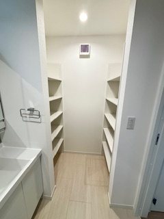 【独立洗面台】 | 西区庚午中1（古江駅）全9区画　NO9 | 三面鏡付きの洗面台は、メイクもドライヤーも余裕のスペースです☆