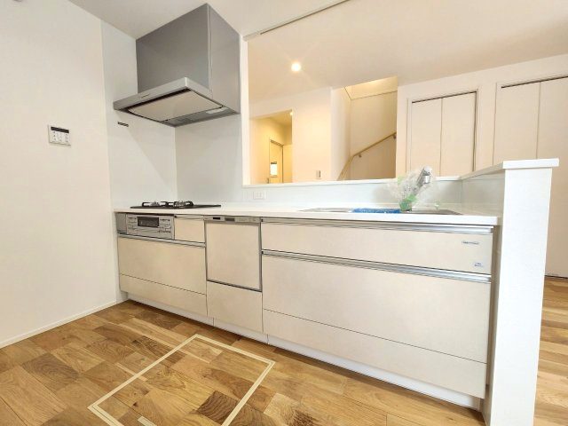 【商談中】京都市西京区大原野上里鳥見町　のキッチン|調理スペースが広く、ご家族と一緒にキッチンに立つ時間も楽しめます！