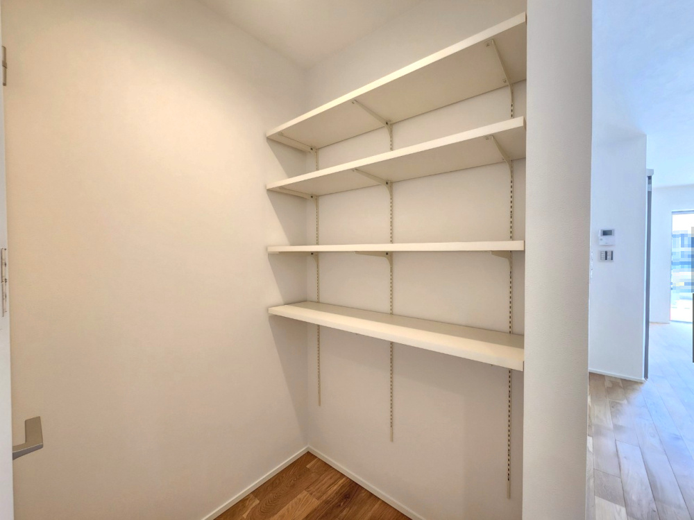 【価格改定】京都市西京区大原野上里鳥見町　の収納|食材や日用品のストックに便利なパントリー付きで、キッチンまわりもすっきり片付きます。