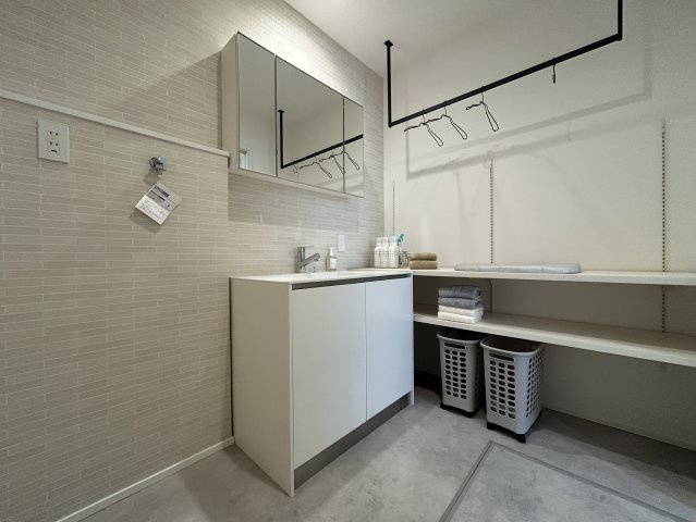 【商談中】京都市西京区大原野上里鳥見町　の独立洗面台|広々とした洗面室は、朝の支度も家族でスムーズに使えて快適♪
