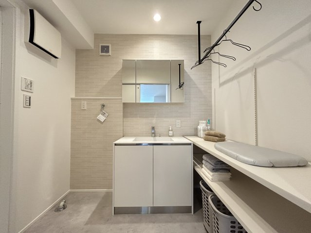 【価格改定】京都市西京区大原野上里鳥見町　の独立洗面台|清潔感あるデザインと可動棚付きの収納で、見た目も使い勝手も◎