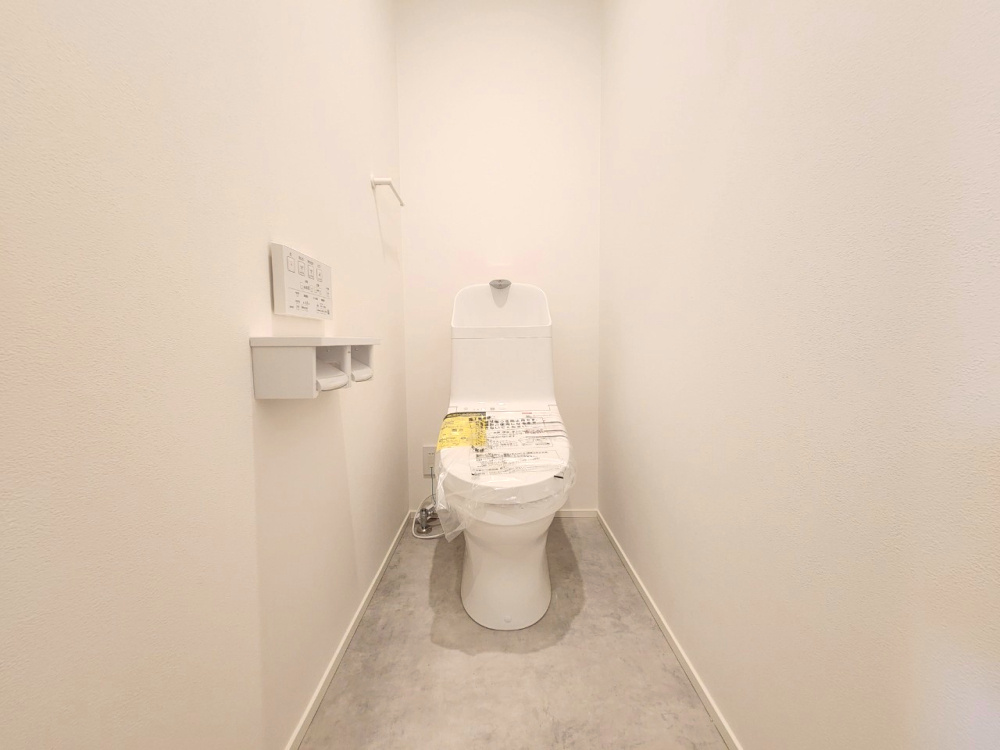 【商談中】京都市西京区大原野上里鳥見町　のトイレ|寒い季節も快適に使える温水便座付きトイレを採用。