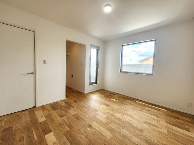 【商談中】京都市西京区大原野上里鳥見町　の洋室|洋室（約7帖）
ゆったりとした広さで、寝室や書斎にぴったりです。